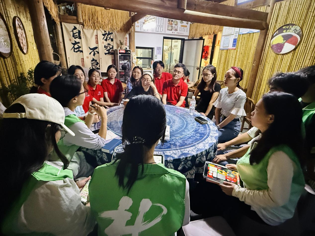 两校实践队开展座谈会。