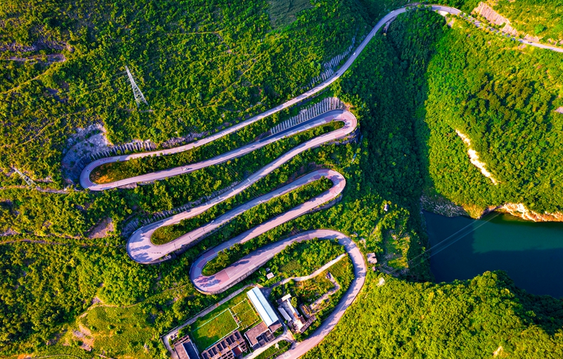 2026年7月11日，航拍贵州省毕节市织金县八步街道境内的山区公路。