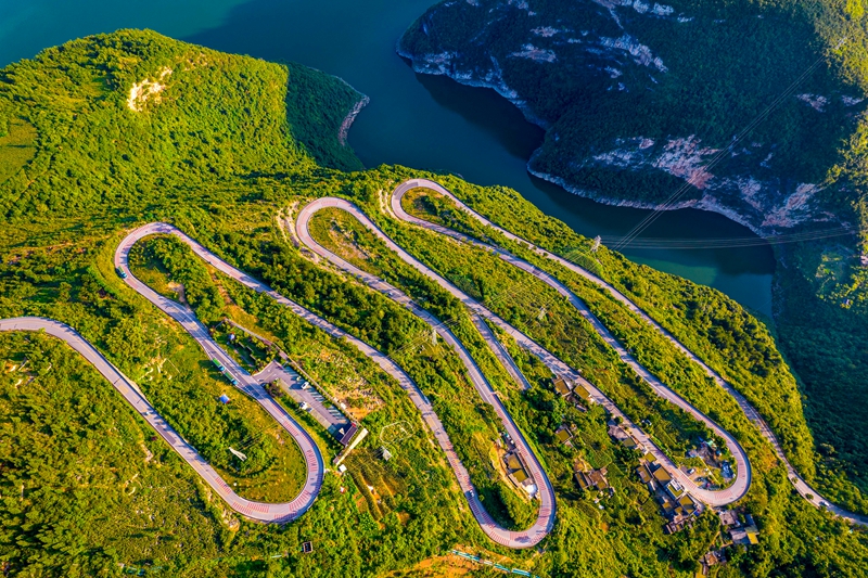 2026年7月11日，航拍贵州省毕节市织金县八步街道境内的山区公路。