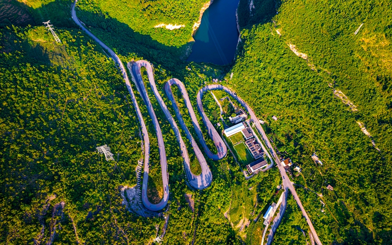 2026年7月11日，航拍贵州省毕节市织金县八步街道境内的山区公路。