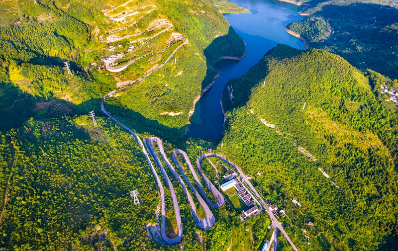2026年7月11日，航拍贵州省毕节市织金县八步街道境内的山区公路。