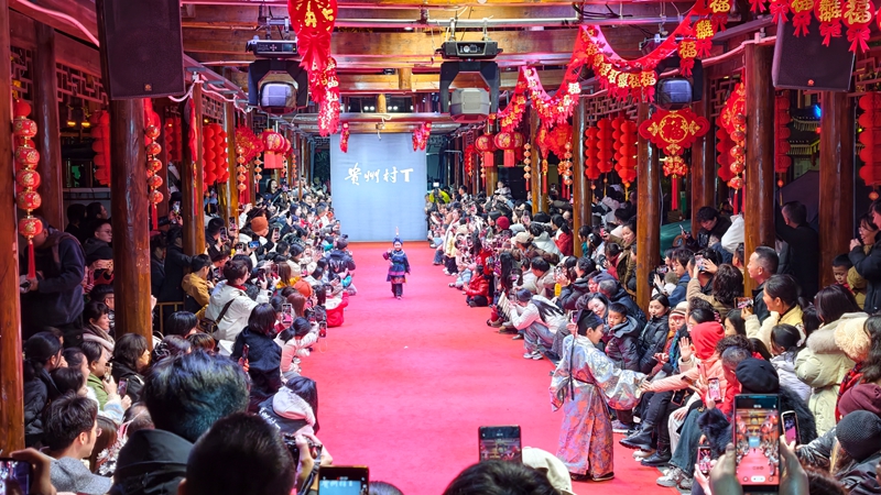 2026年初 56個少數民族孩子來到貴州村T舞台走秀 （龍思全拍）.jpg