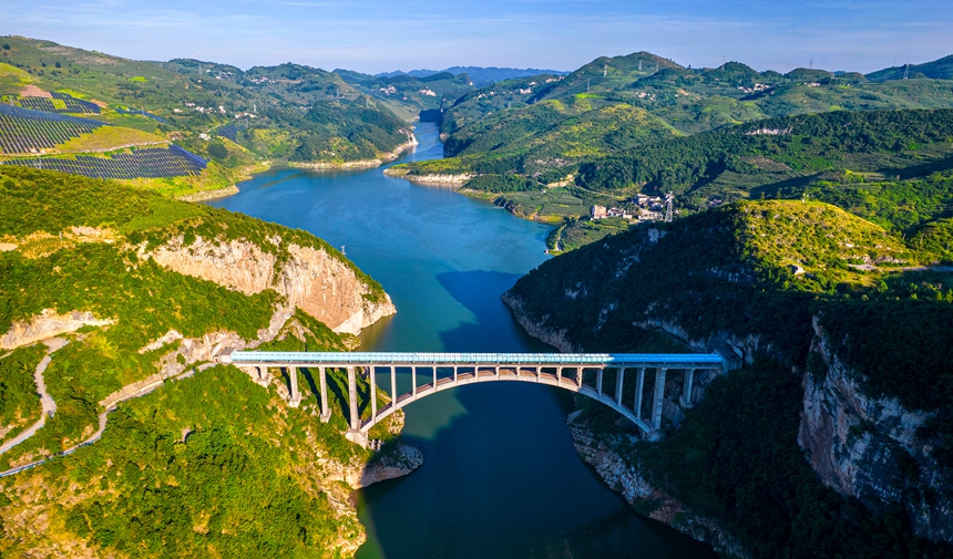 2026年7月13日航拍的贵州省毕节市大方县境内的夹岩水利枢纽工程白甫河倒虹管跨河拱桥。