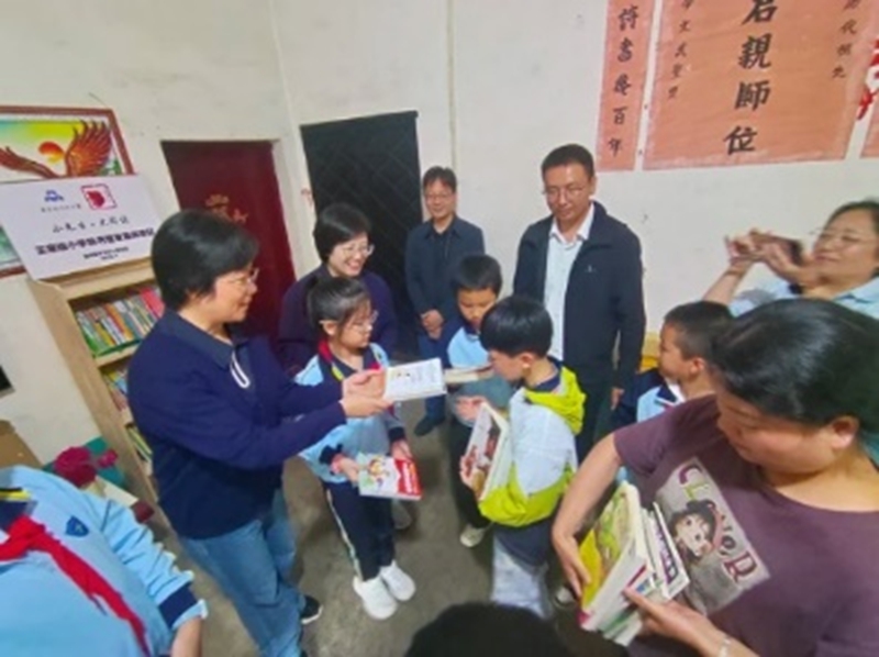 5.入户捐书.jpg
