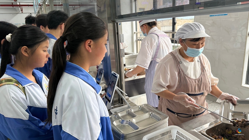 食堂工作人员在为学生打菜.jpg