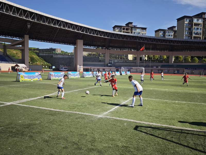 “爽爽贵阳・心学修文”2026年“阳明杯”青少年足球避暑研学邀请赛在修文县体育中心开赛 修文县融媒体中心李宇 摄