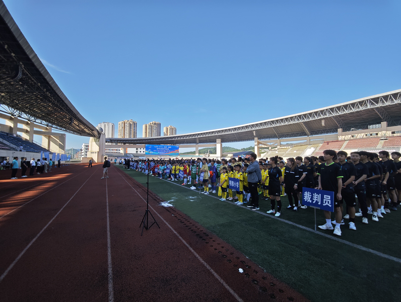 “爽爽贵阳・心学修文”2026年“阳明杯”青少年足球避暑研学邀请赛在修文县体育中心开赛。李宇摄