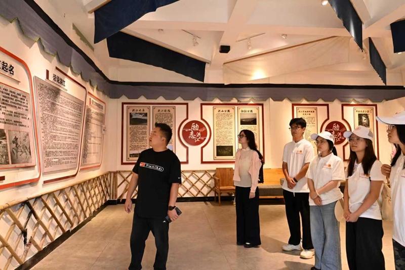 实践团成员参观洪江村村史馆。