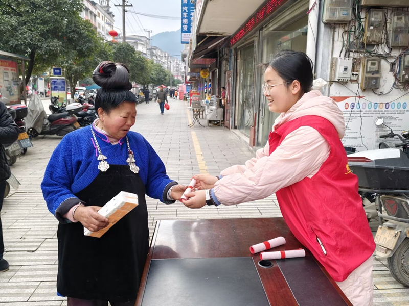 2 图为向当地少数民族村民宣传民族团结进步的相关知识