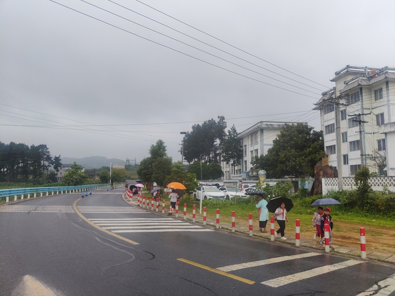 3 图为在管养国省干线沿线3处学校增设人车分流专用通道