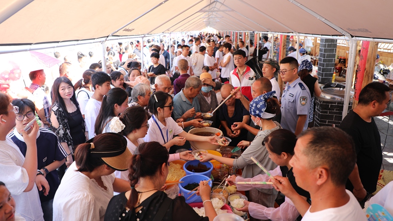 1图为游客在现场品尝美食”。郭娇摄