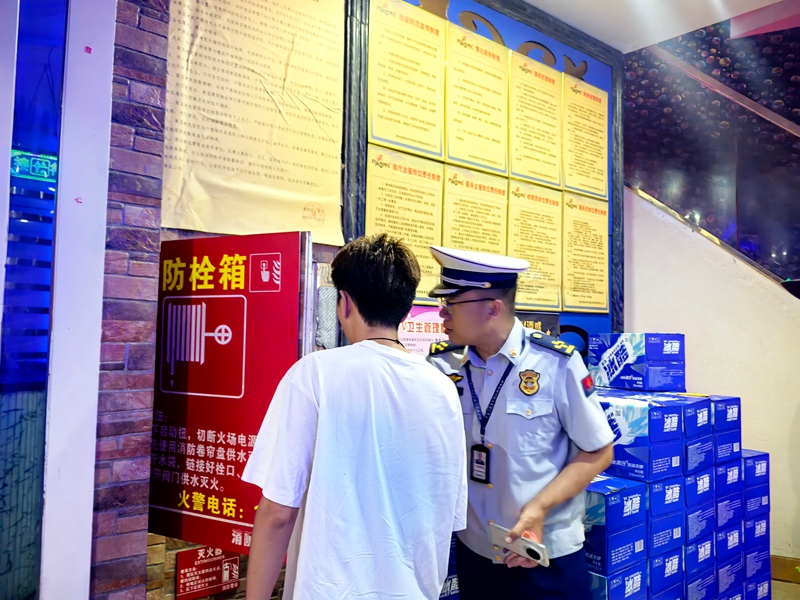 检查消防设施器材、安全出口、疏散通道等。