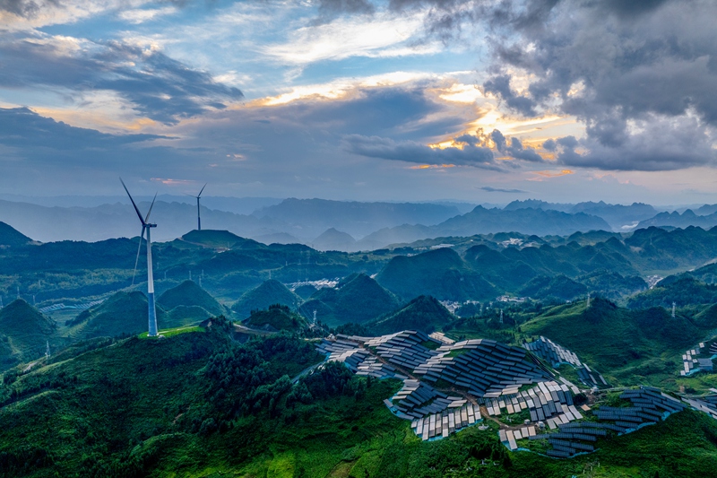 六盘水市水城区陡箐风电场的风电与光伏协同发力，源源不断的绿色电能汇入南方电网。王飞 摄