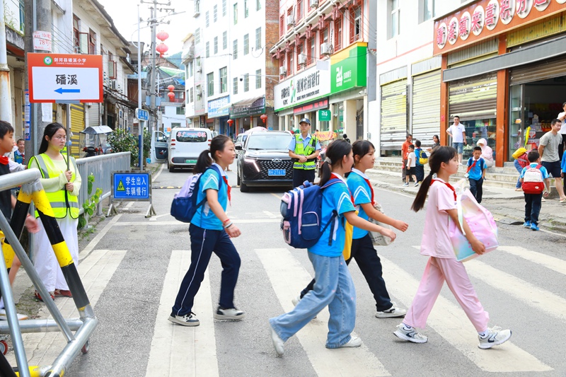 “护学岗”民辅警护航学生回家路。谢达意摄