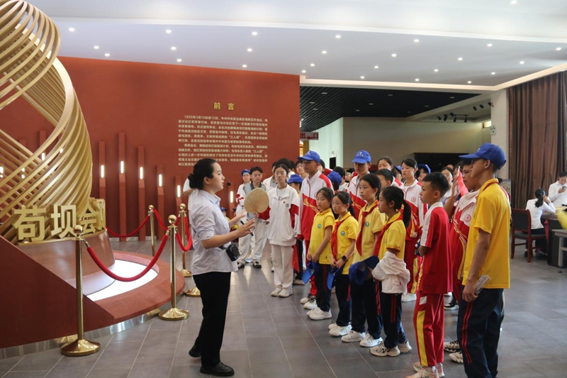 研学师生参观苟坝会议会址。