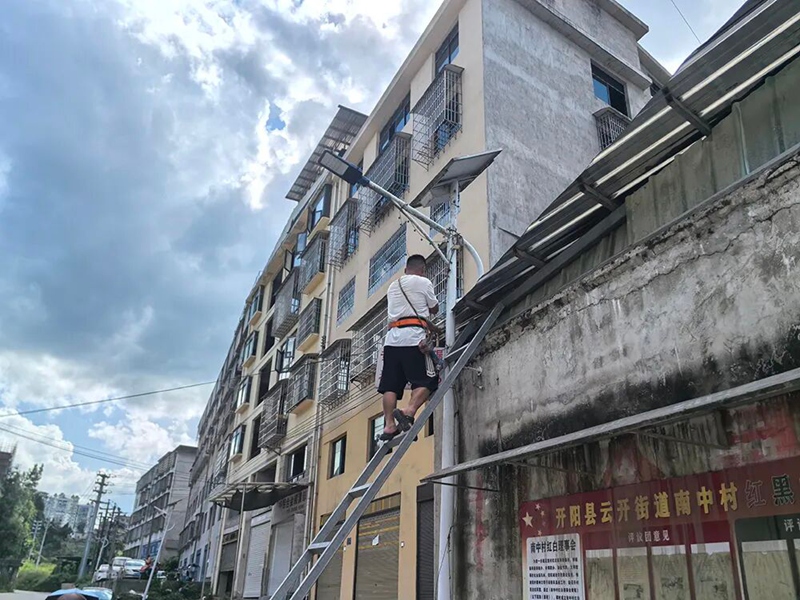 2 图为工作人员正在安装路灯