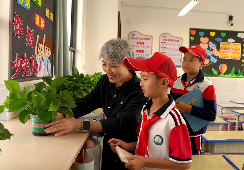 參與小紅帽督查隊檢查校園衛生。