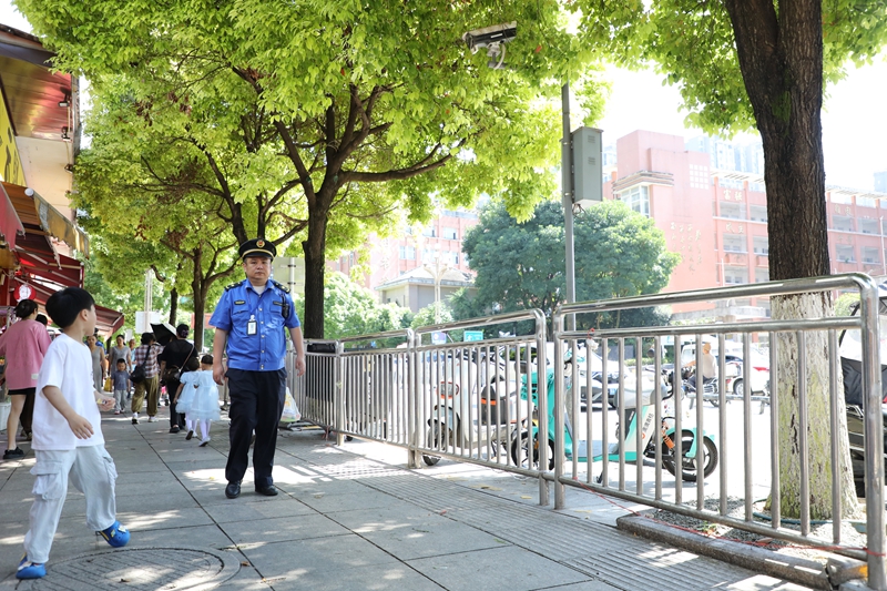 1 执法队员在金源街巡逻。