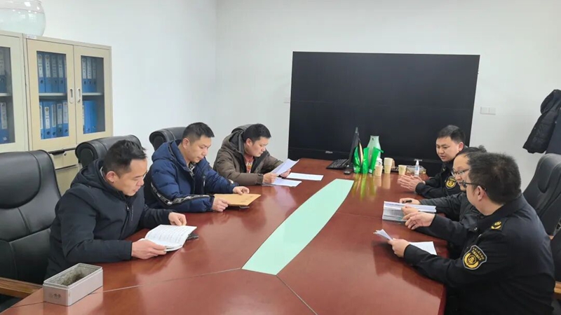 执法人员与公安民警召开联席会议。