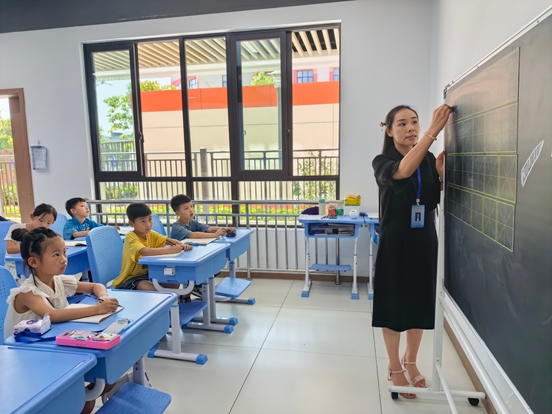 2、老师教学生们书法。