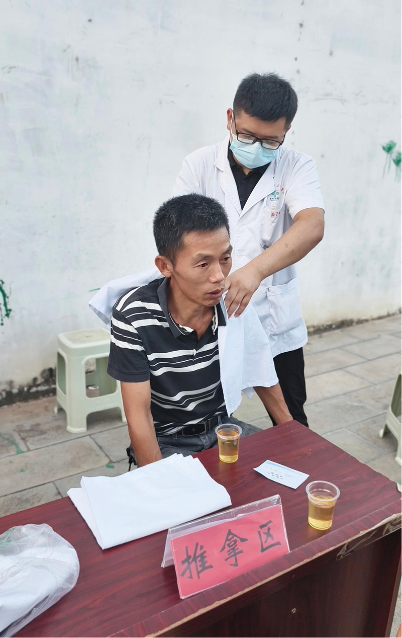 （图为山盆镇卫生院医生在为群众推拿）