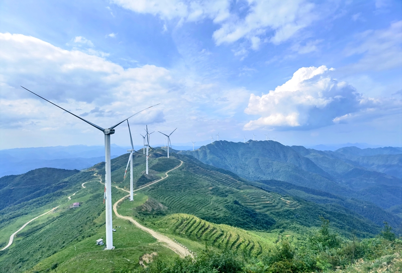 在贵州省铜仁市石阡县大顶山风力场,风力发电机巍然耸立,成为了当地一道独特的风景线。(印江供电局+向世杰)