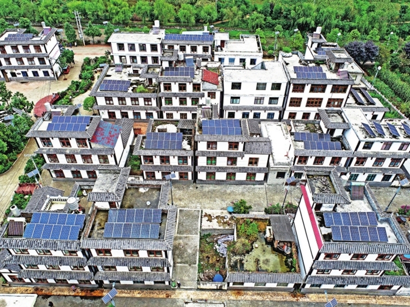 贵州六盘水盘州市羊场乡纳木村村民楼顶普遍安装了光伏发电设备。 钱东生 摄