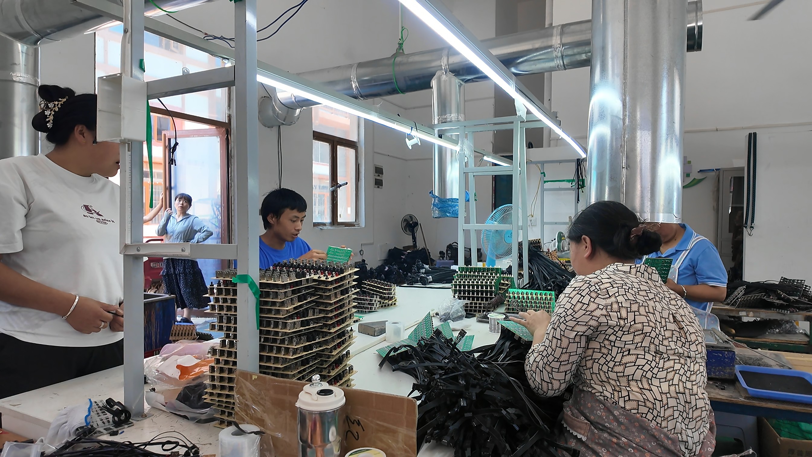 红兴社区的扶贫车间,工人们正麻利地穿线、组装