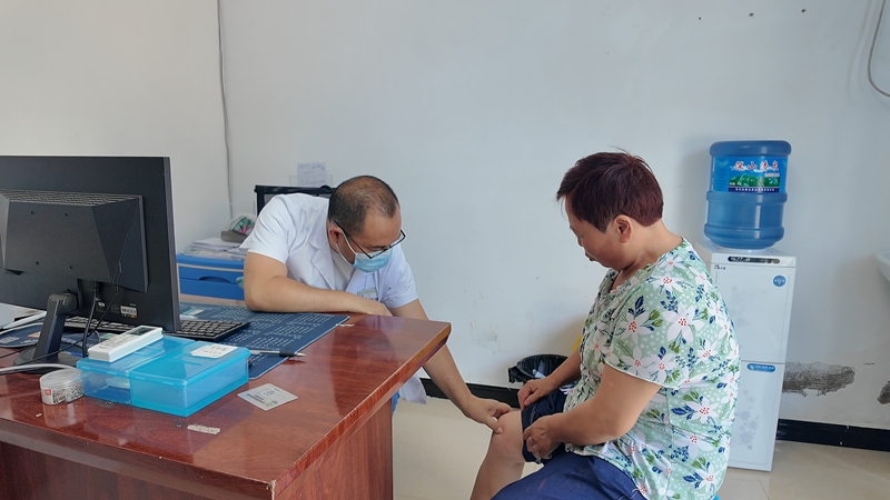 卫生院内,医生正为群众做检查。