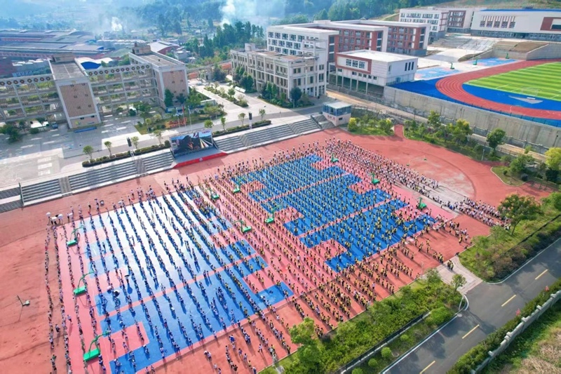 社区周边先后建起幼儿园、小学、中学,搬迁群众子女实现就地就近入学