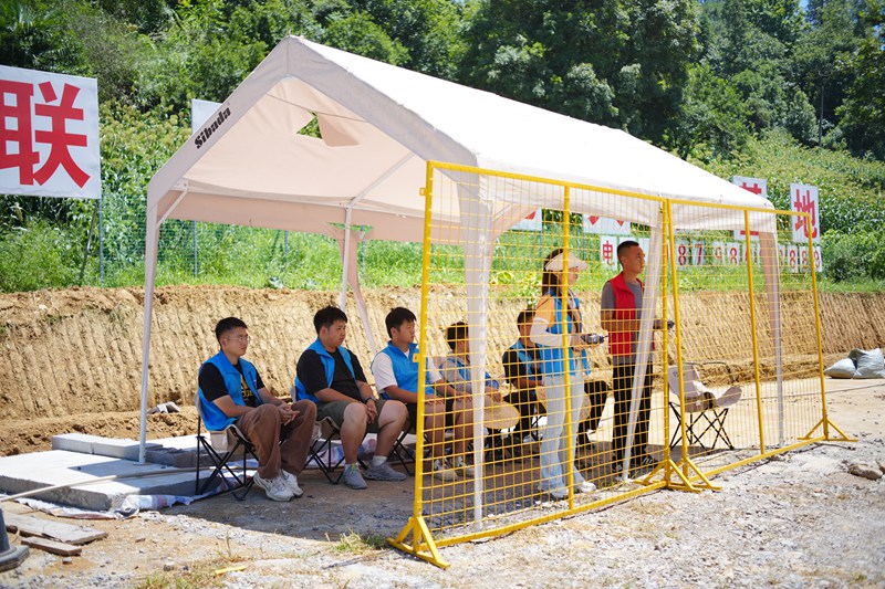 2、白家坳研学基地，学员开展无人机飞行学习 。