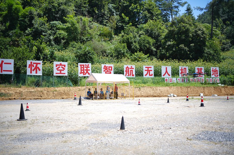 3、白家坳研学基，地学员开展无人机飞行学习 。
