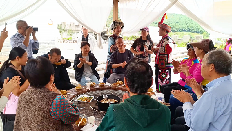 旅居者们齐聚一堂,体验盘州民族文化。