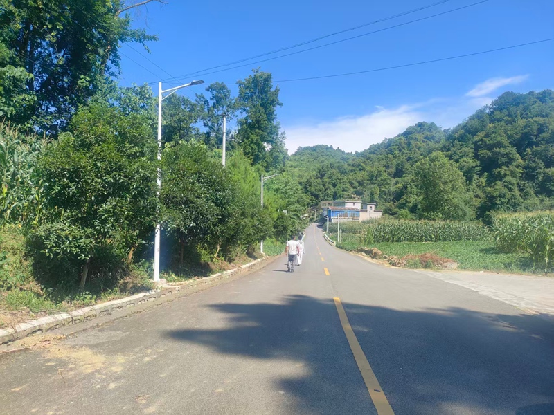 息烽县养龙司镇光华村，路灯照亮幸福路。