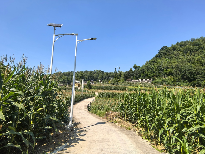 息烽县鹿窝镇新民村,“暖心路”通到群众家门口。