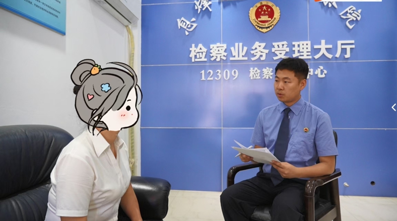 检察干警在12309大厅接待群众。