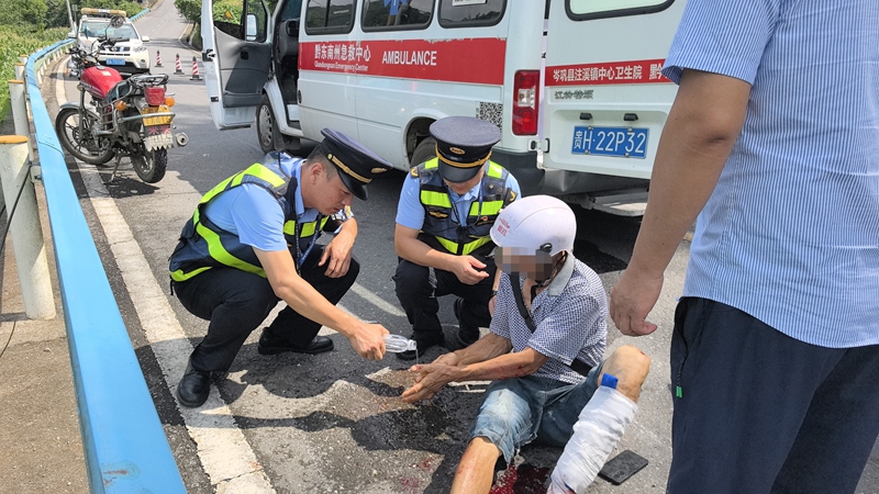为受伤老人清洗手上血迹。