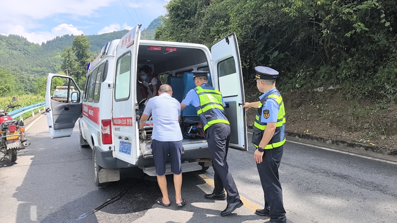 协助将受伤老人台上救护车。