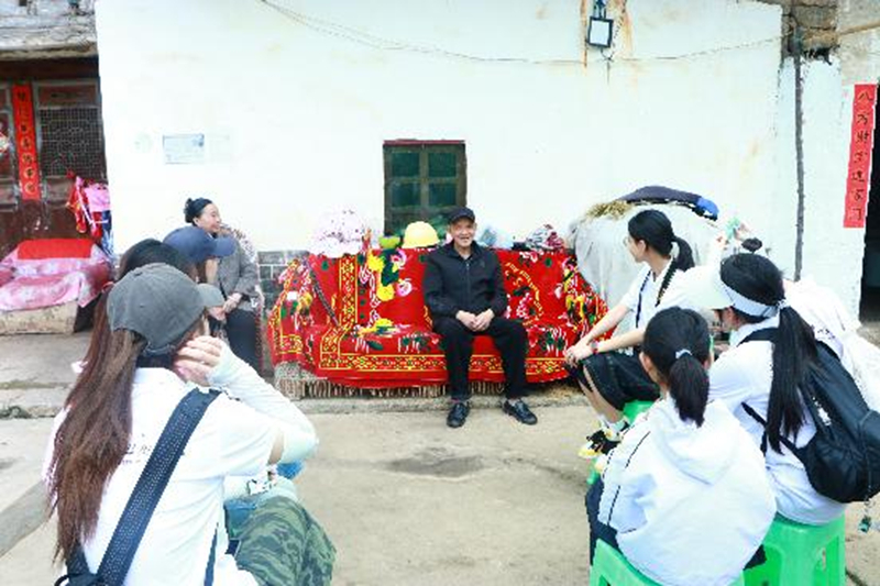 志愿者与老兵开展交流。