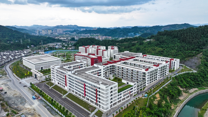 三穗县民族高级中学全貌(杨剑 摄)