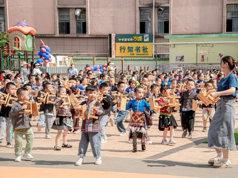 丹寨县示范幼儿园孩子们学习非遗板凳舞,舞出民族文化的自信。(蚁人团队 摄)