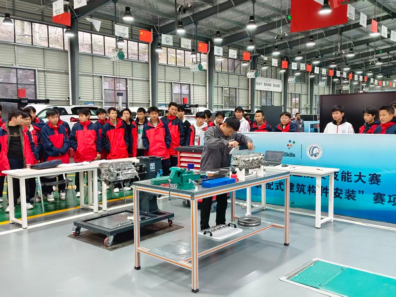 台江县中等职业学校进行“汽车维修工技能大赛备赛训练(图片由州教育局提供)