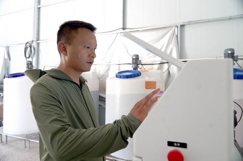 作人員正在操作智能施肥機。
