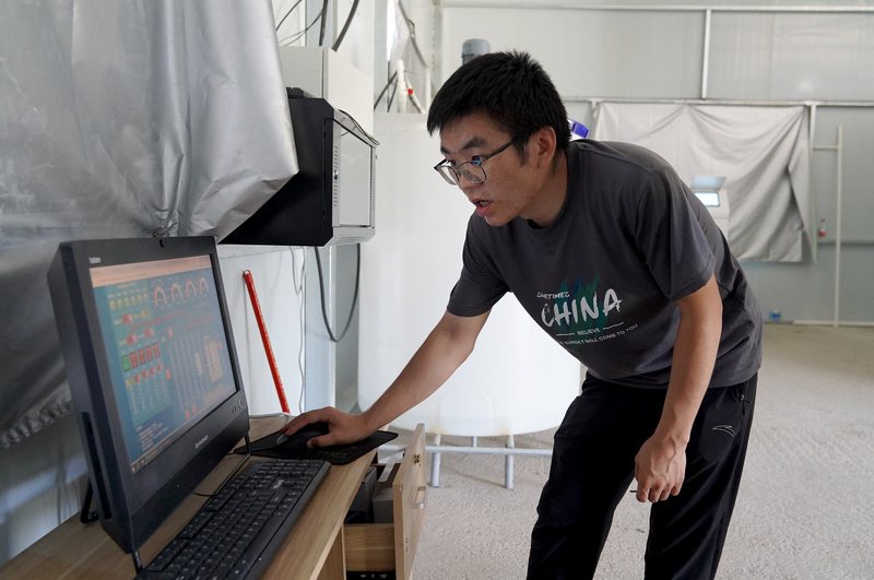 作人員正在查看智慧化系統。