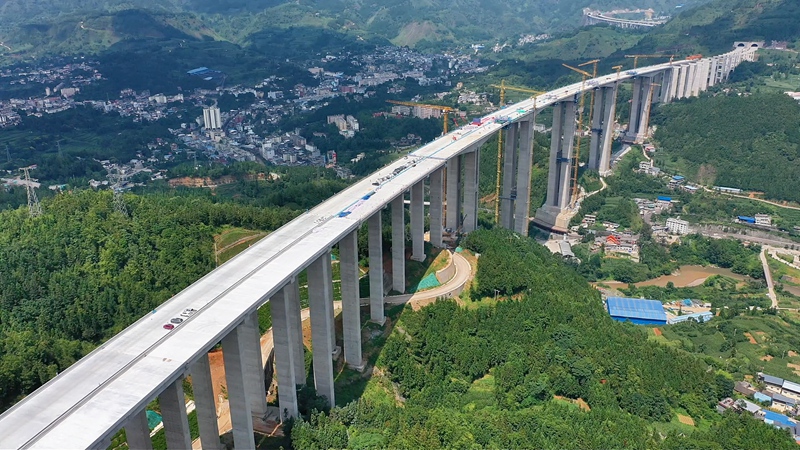 安盘高速公路盘关特大桥主桥顺利实现合龙。