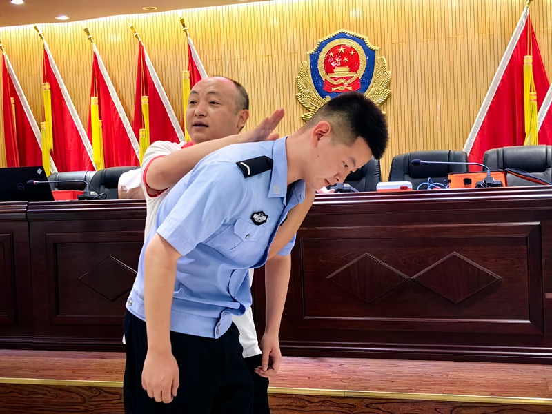 成人海姆立克急救法(何敏摄).jpg