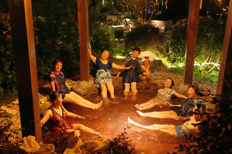 游客泡温泉（杨亚旭 摄）.JPG