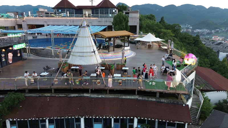 游客们在赏风景（杨亚旭 摄）.JPG