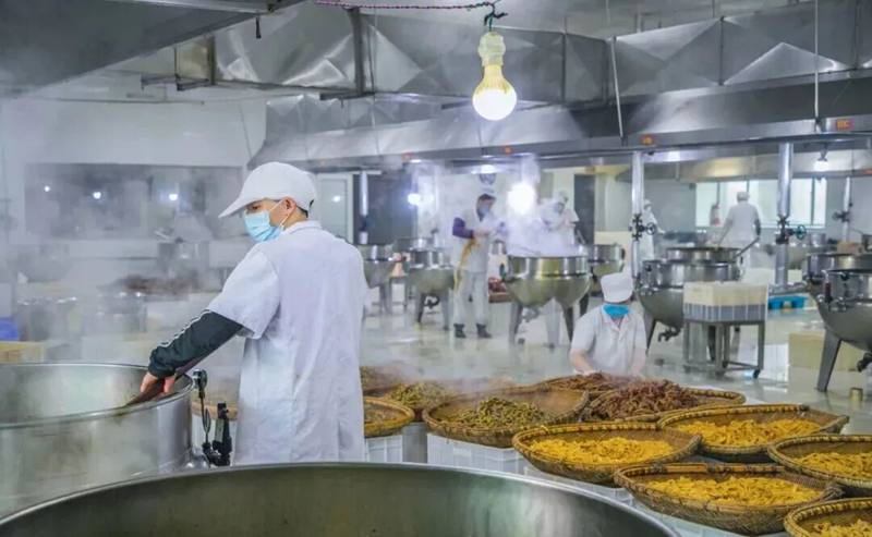 江宗纯味食品有限公司标准化生产加工车间。