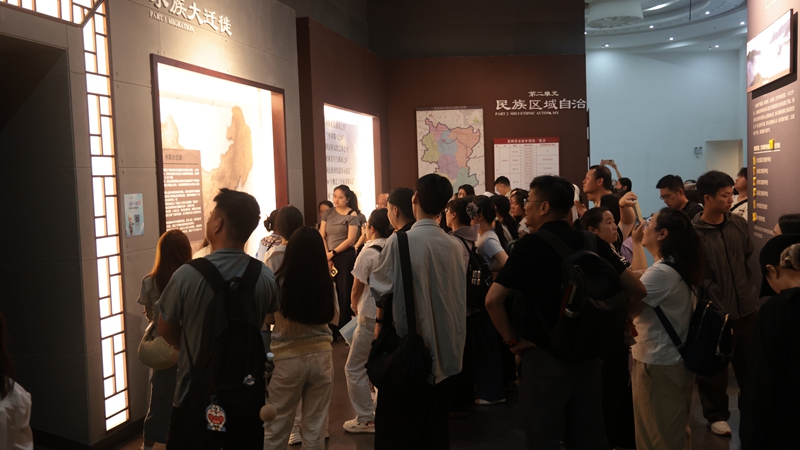 水族博物馆吸引众多游客。